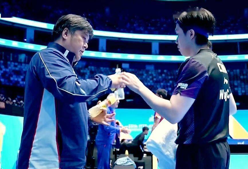 乒乓亚洲杯:王楚钦新年开门红,首秀3-0大胜,孙逊场外指导
